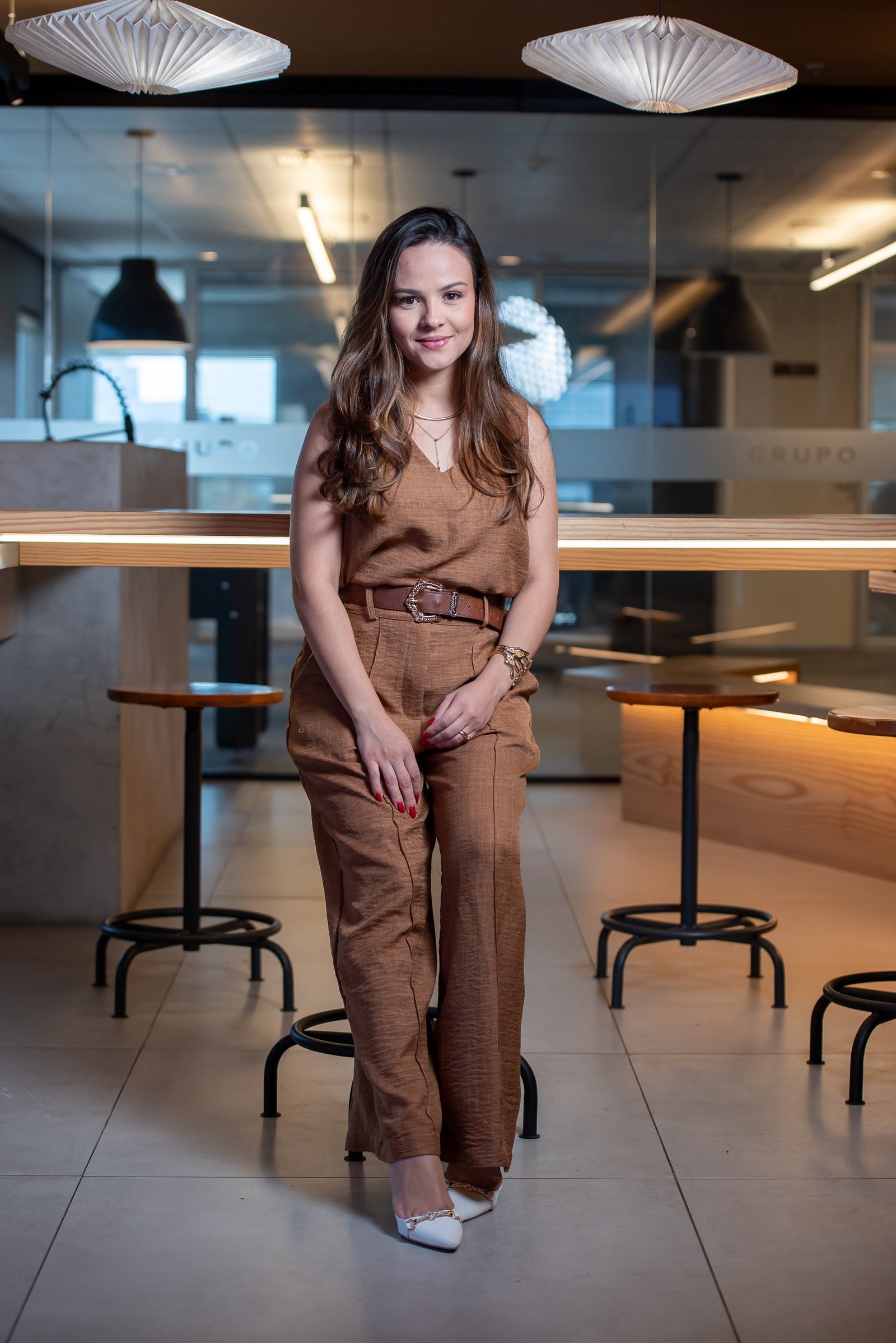 Mel Lisboa em ambiente corporativo