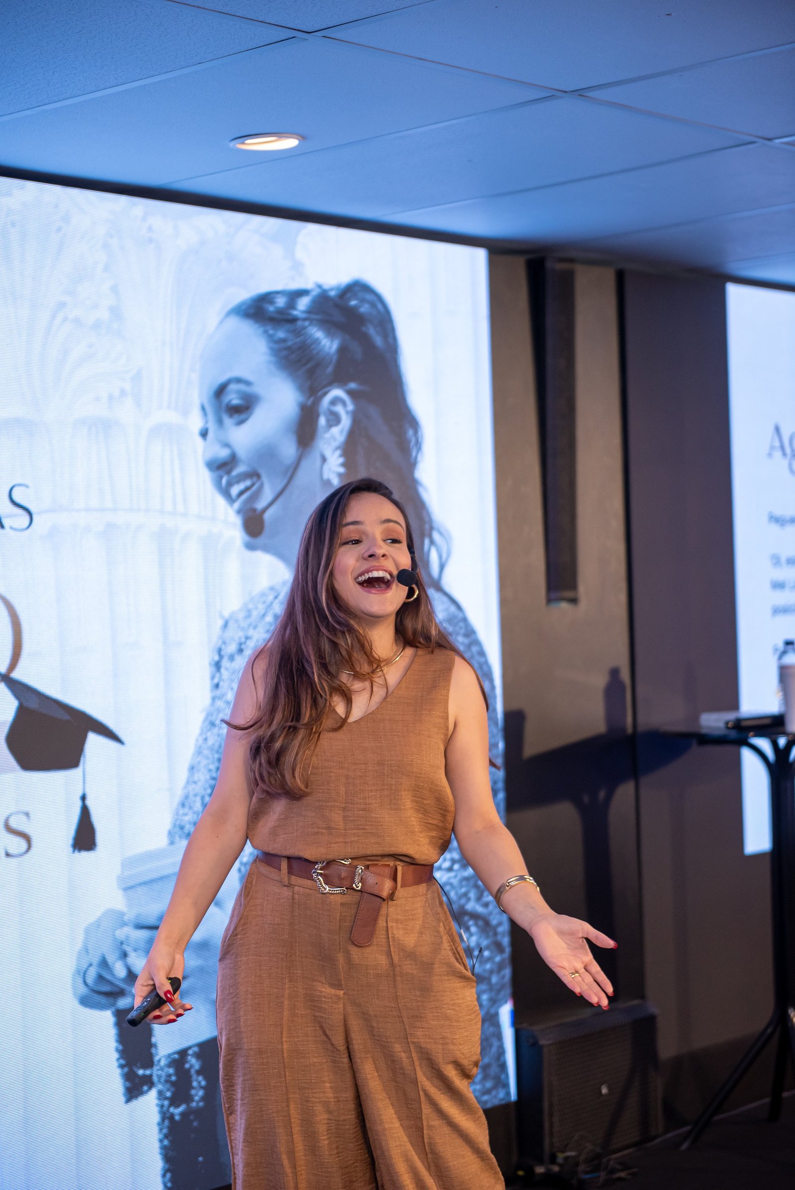 Mel apresentando no palco